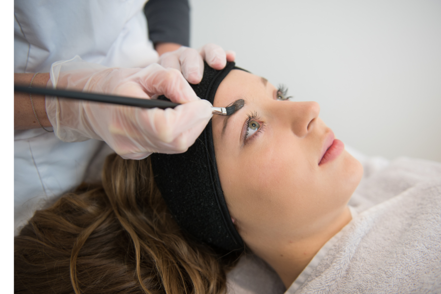 Wenkbrauwbehandeling bij Apotheek&Beauty Monster